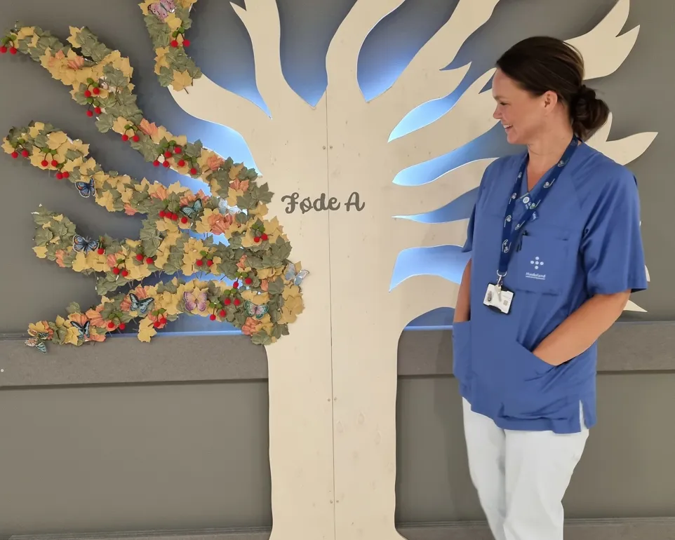 En mann som står ved siden av en vegg med et veggmaleri