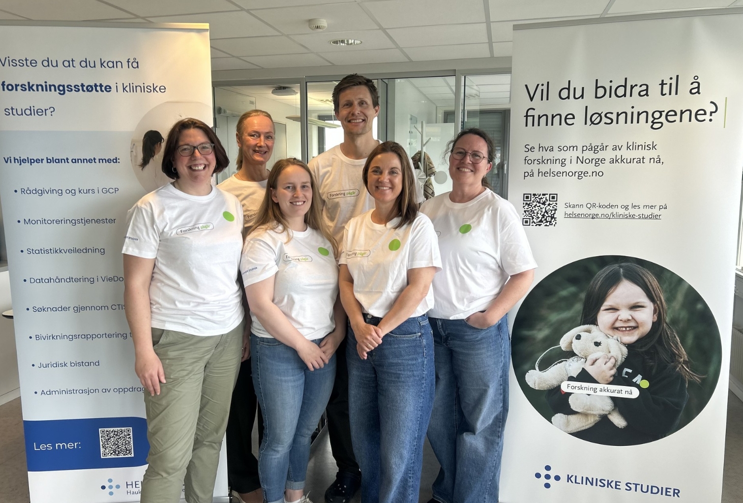 En gruppe mennesker som poserer for et bilde
