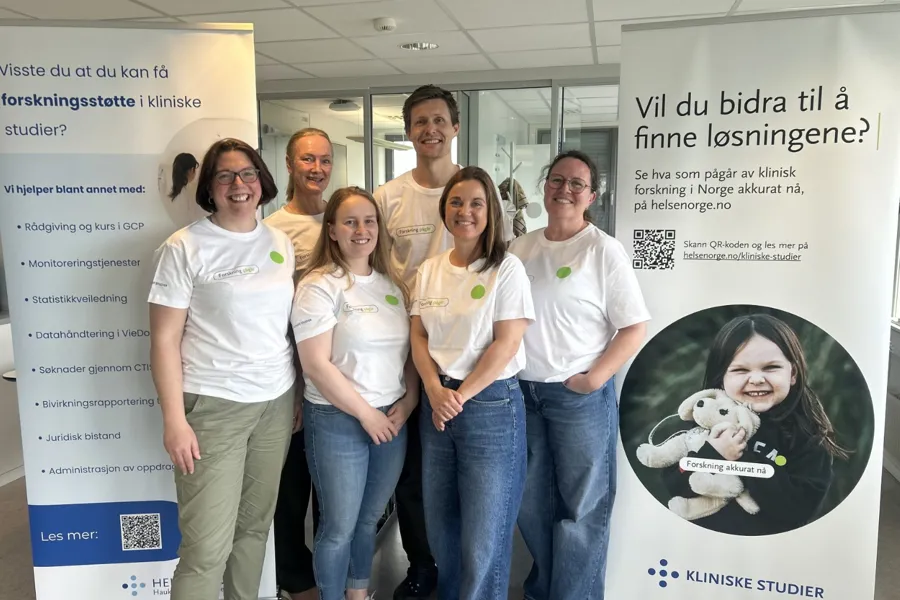 En gruppe mennesker som poserer for et bilde