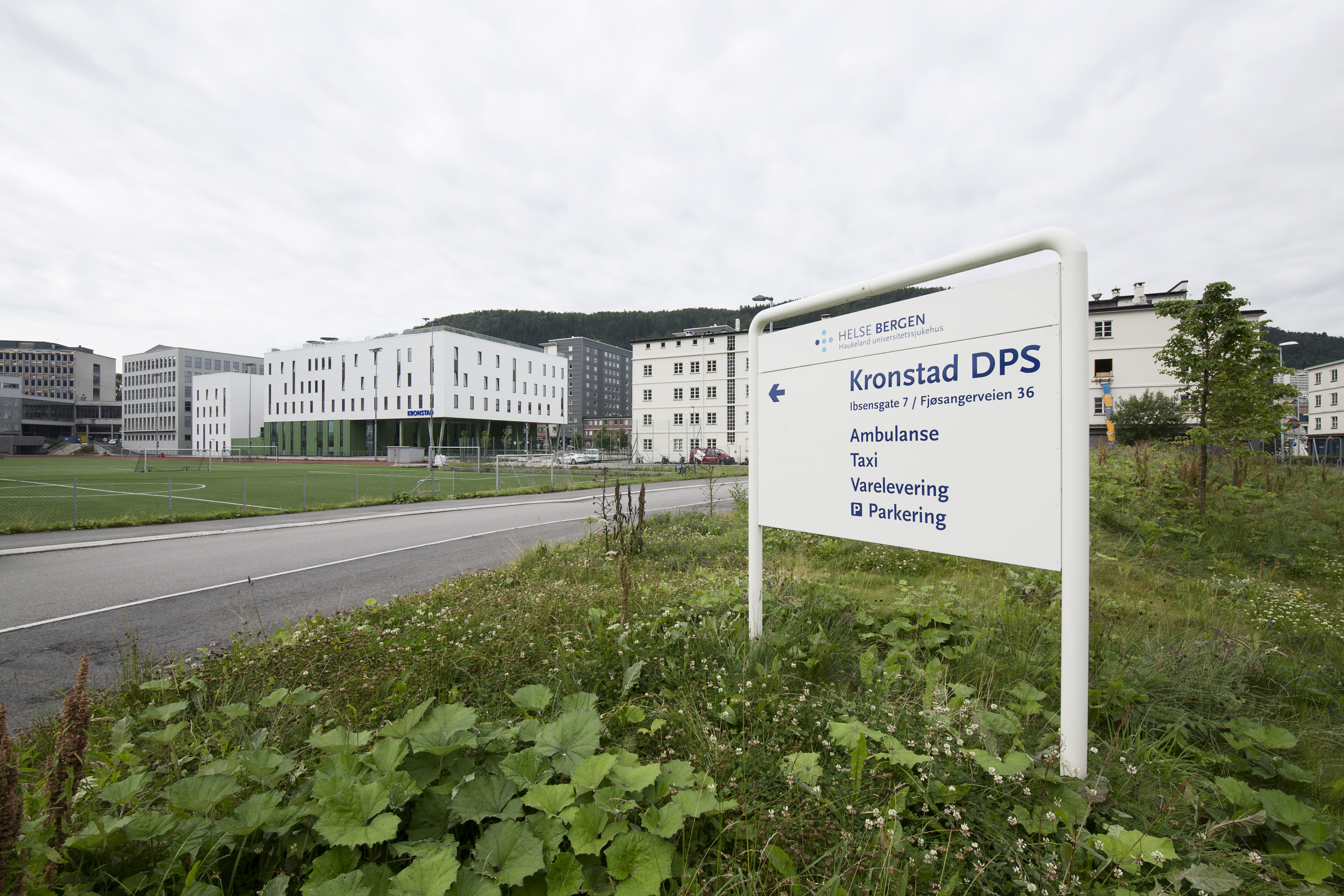 Et bygg med et skilt i forgrunnen