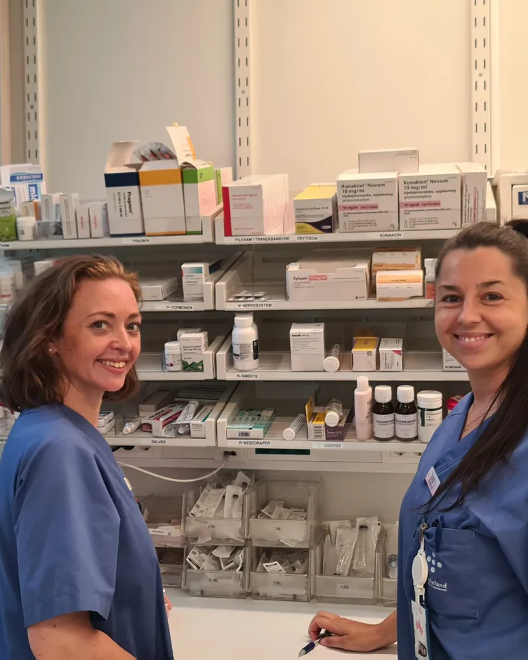 Et par kvinner i et laboratorium