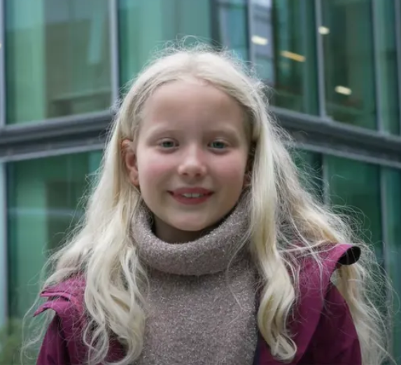 En jente med langt blondt hår