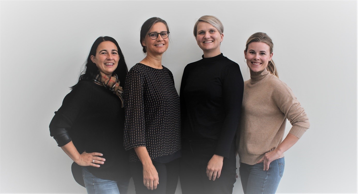 Gruppebilde av prosjektgruppen, fire kvinner smiler.