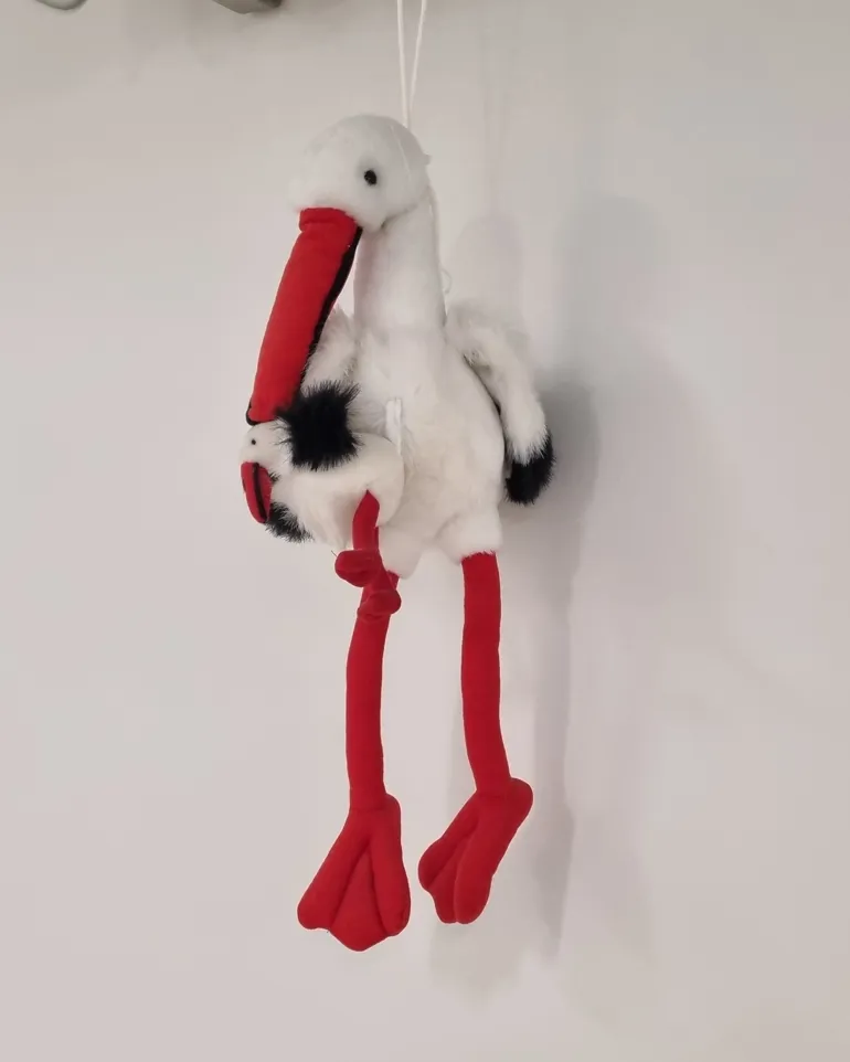 En stork som henger fra taket i en korridor