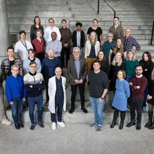 En gruppe mennesker som poserer for et bilde i trapper