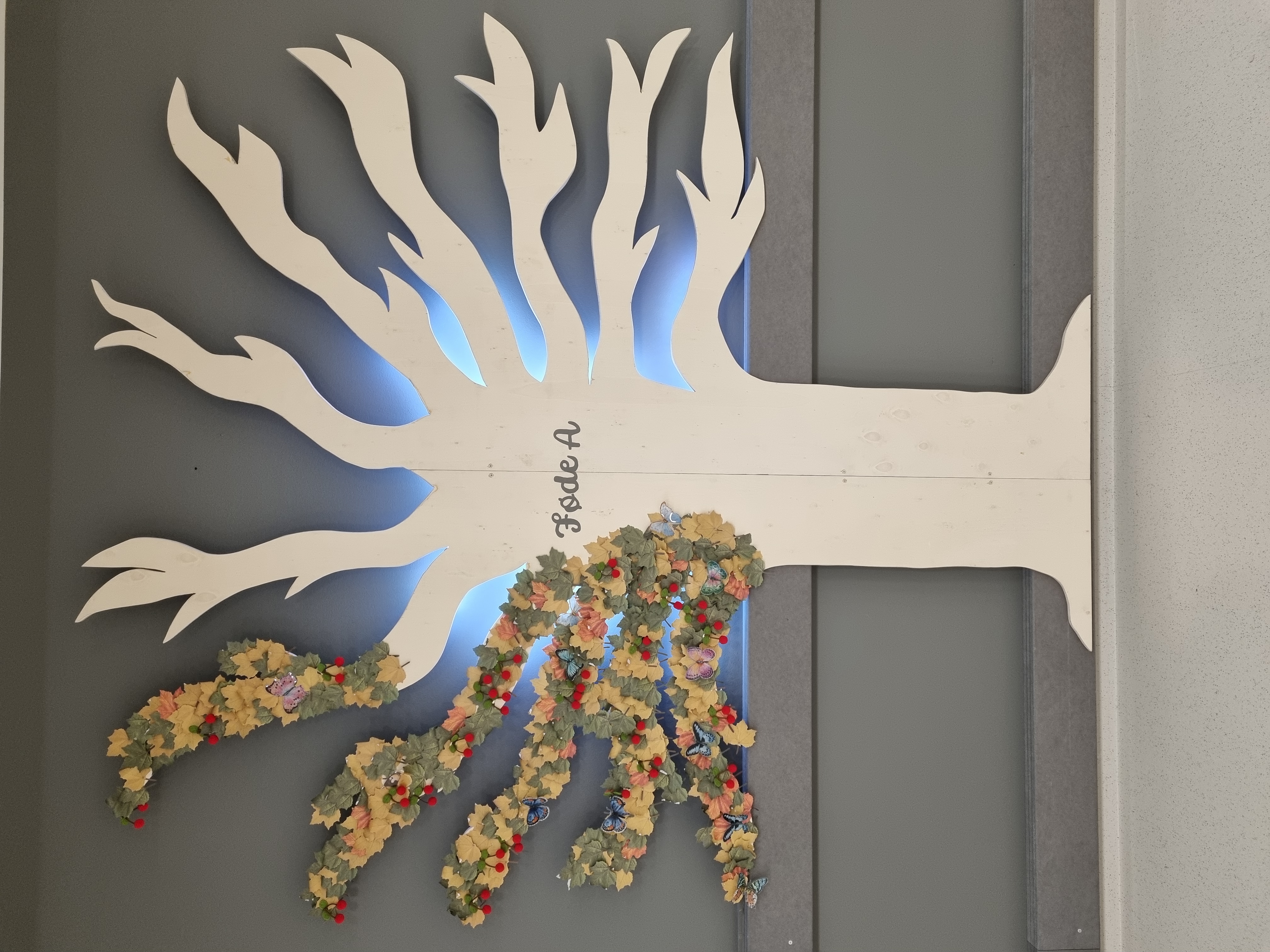 En vegg med et maleri på