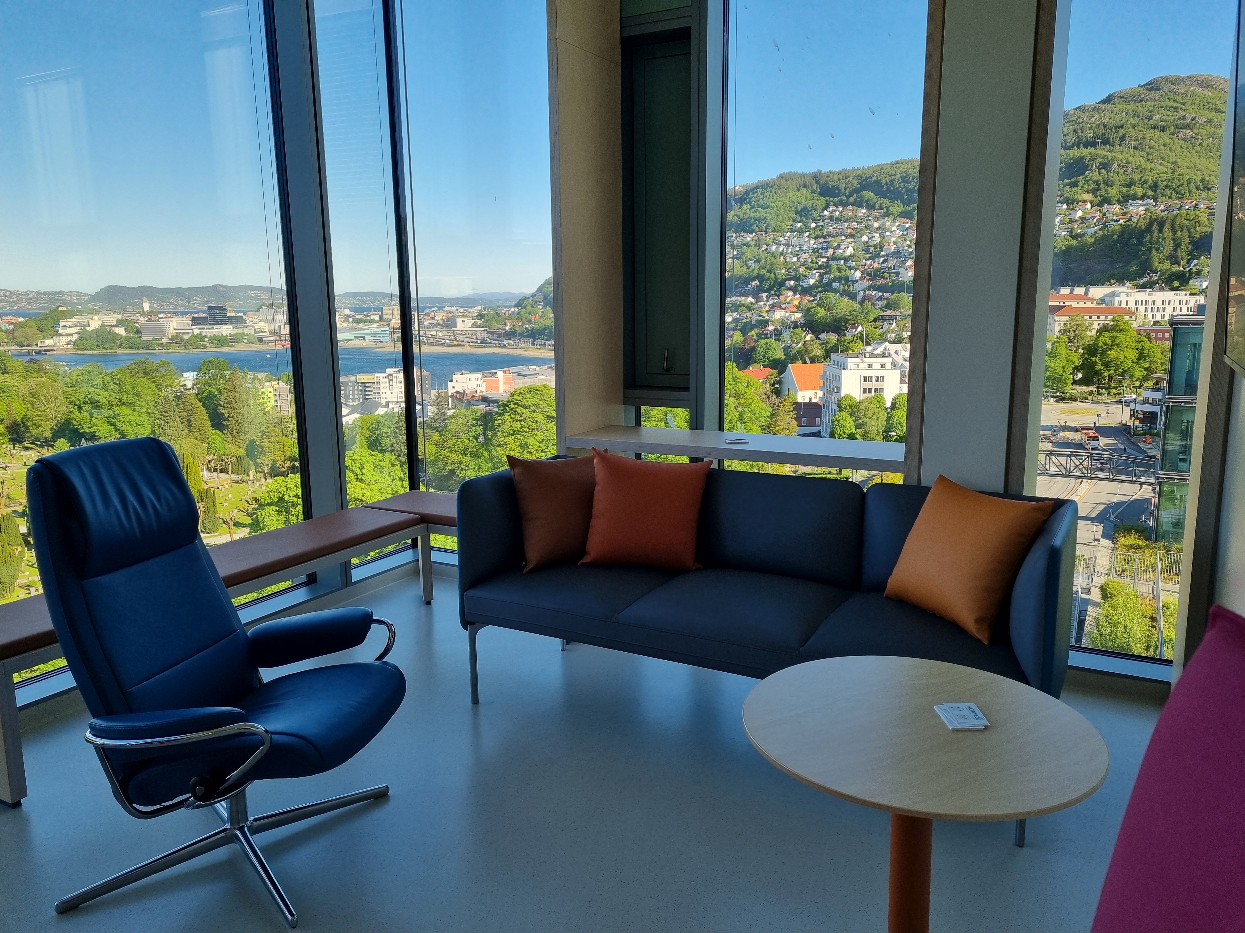 En stue med et stort vindu