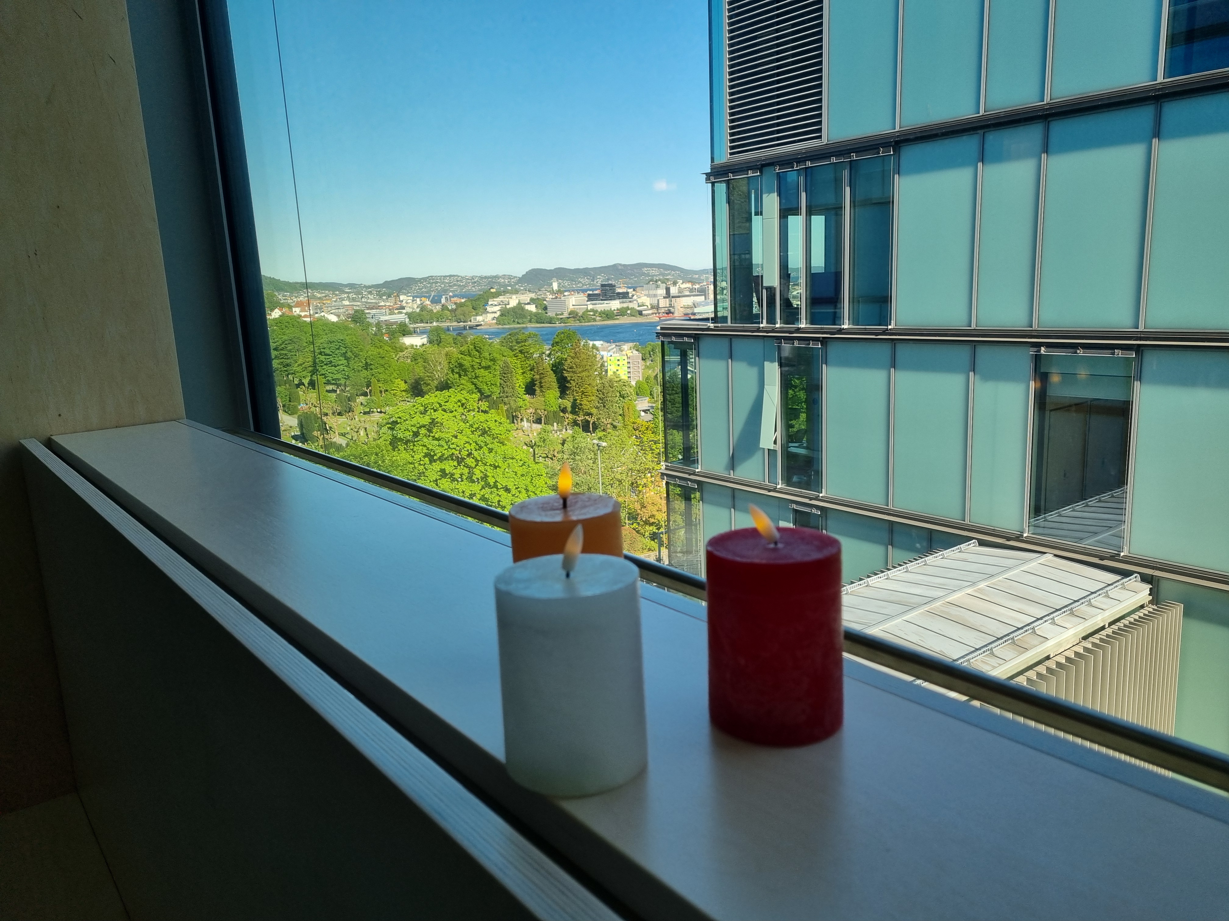 Et vindu med stearinlys