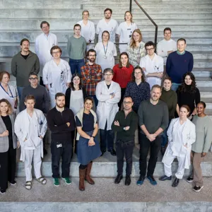 En gruppe mennesker som poserer for et bilde i trapper