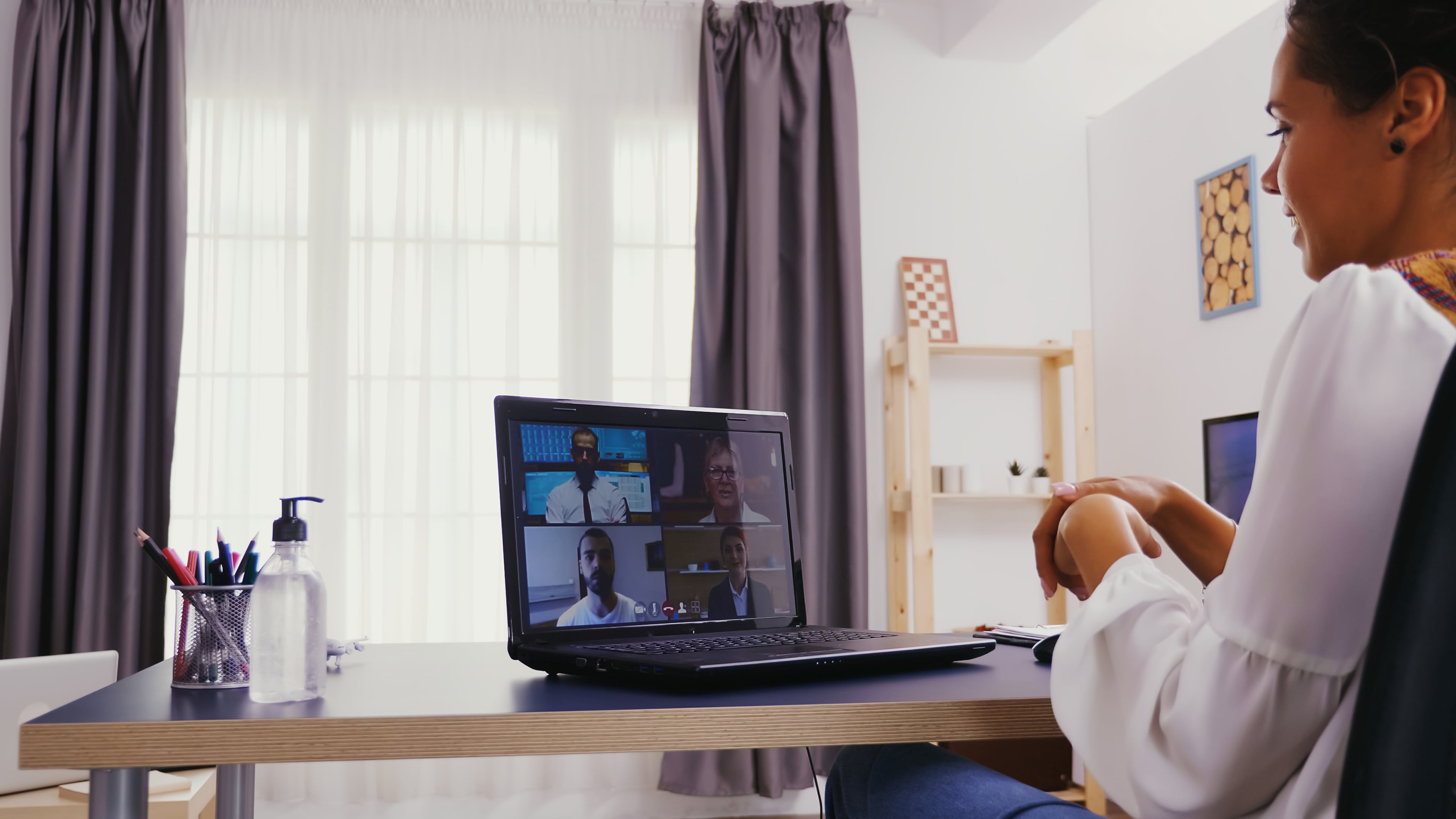 En person somser på laptopen