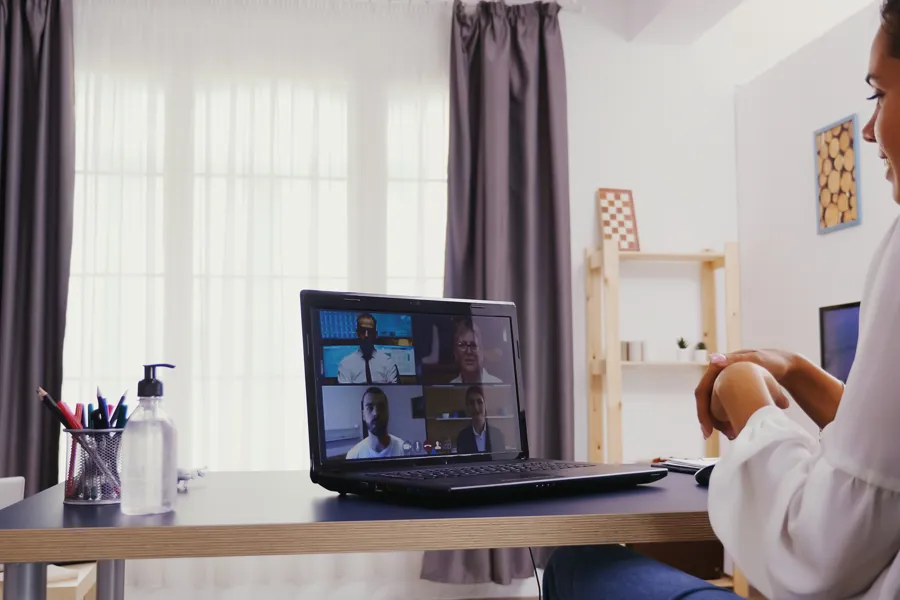 En person somser på laptopen