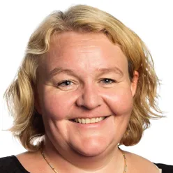 En kvinne med blondt hår