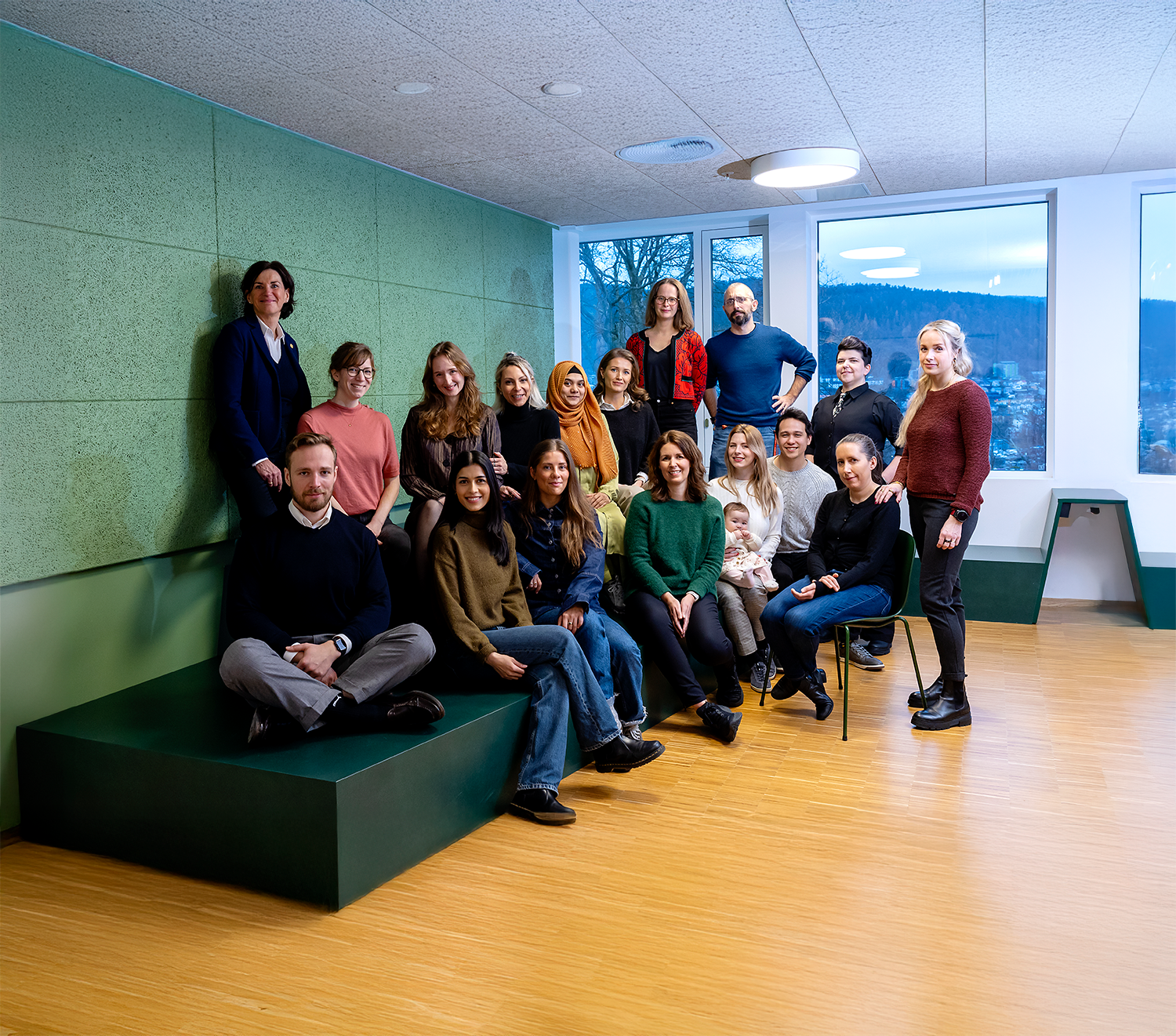 Ei gruppe med menneske som poserer for kamera