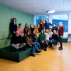 En gruppe mennesker som poserer for et bilde