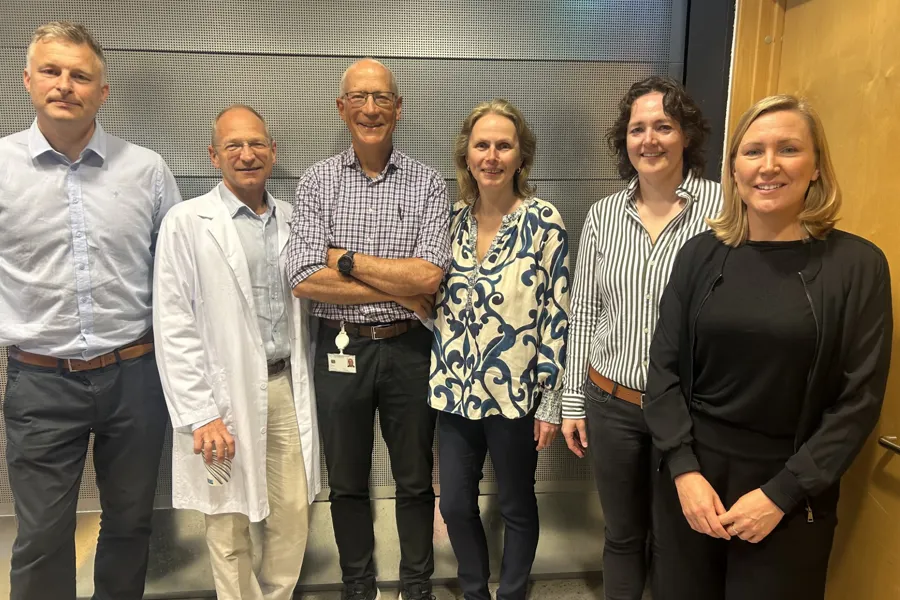 En gruppe mennesker som poserer for et bilde