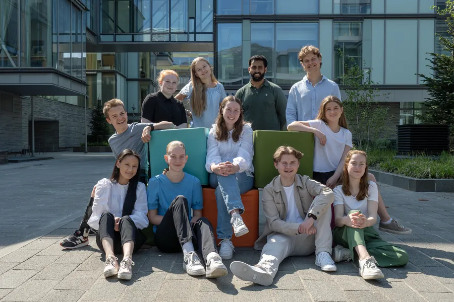 En gruppe mennesker som poserer for et bilde