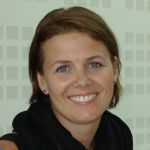 Et nærbilde av en kvinne som smiler