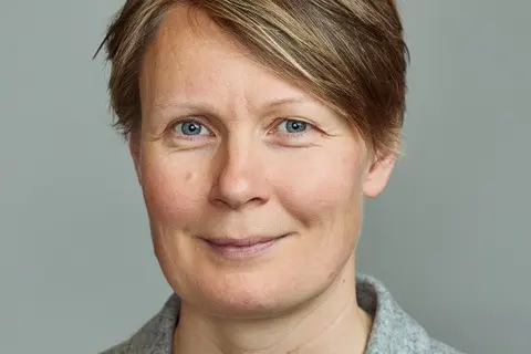 En person med kort hår