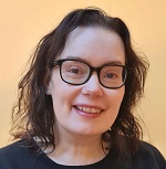 En kvinne med briller