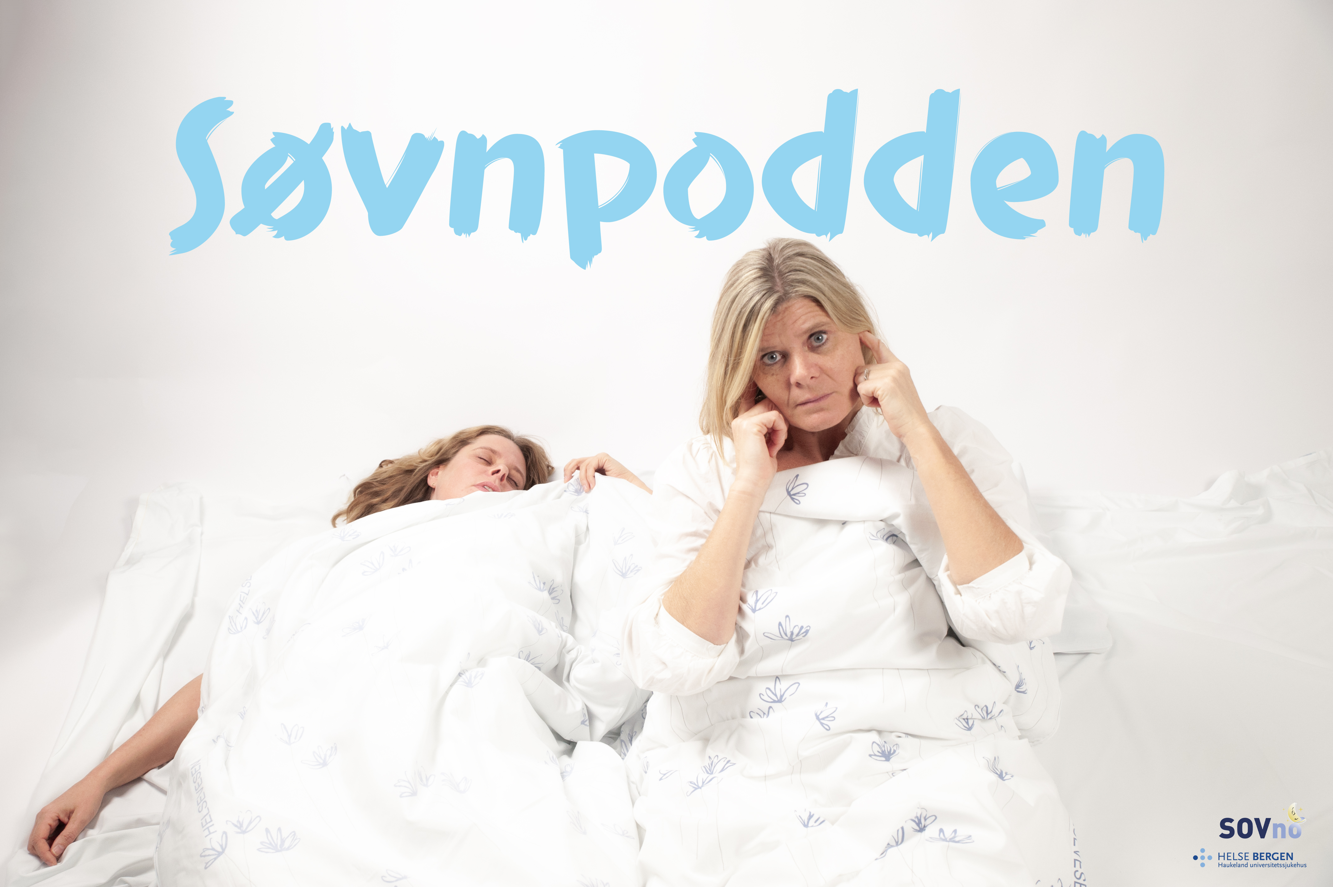 To kvinner i en seng, en som ligger og sover og en som sitter og holder seg for ørene