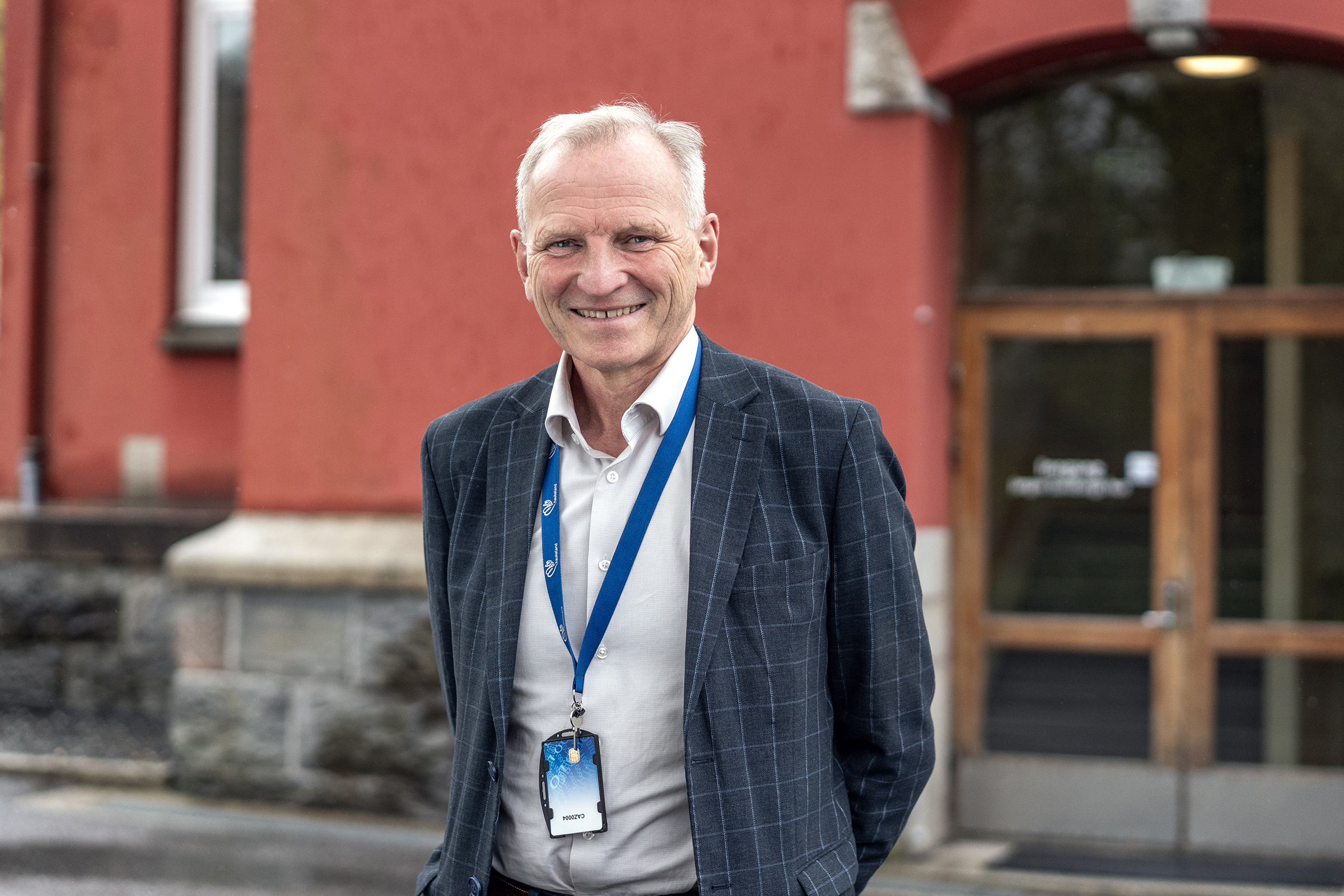 En person iført blå skjorte og snore