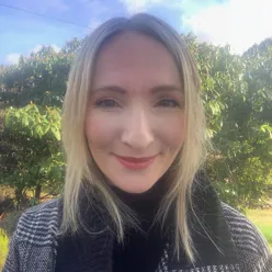 Ein person som smiler til kameraet