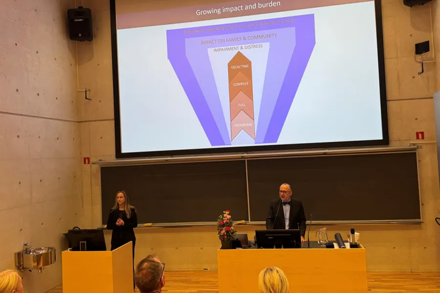 En mann og kvinne på et podium