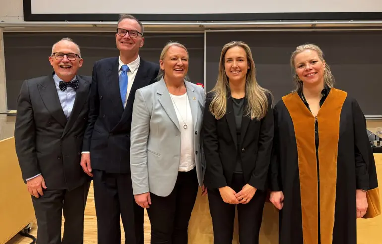 En gruppe mennesker som poserer for et bilde