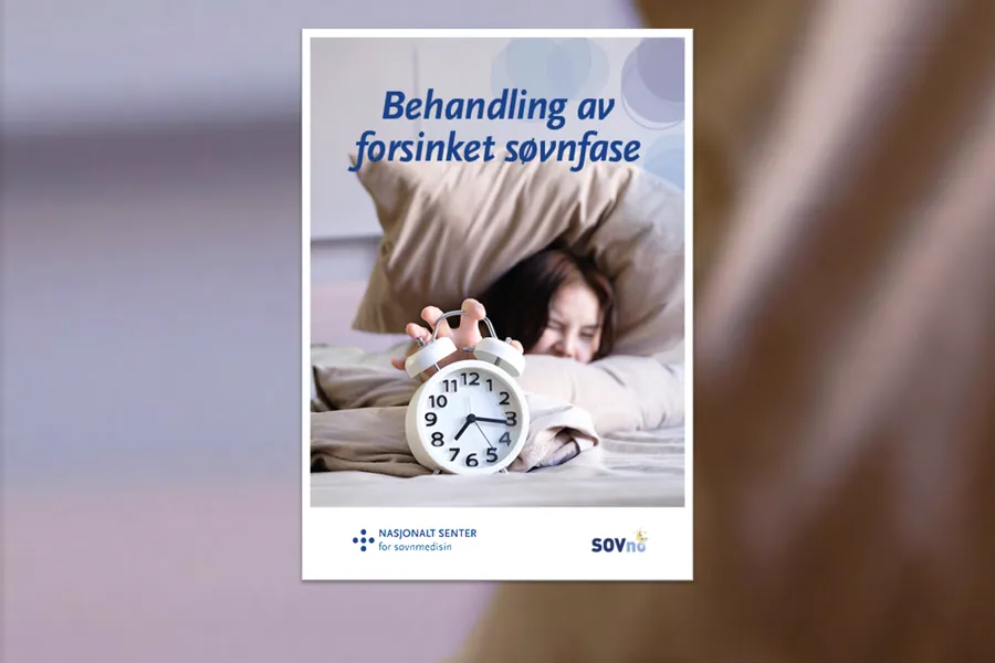 Ungdom med vekkerklokke i seng