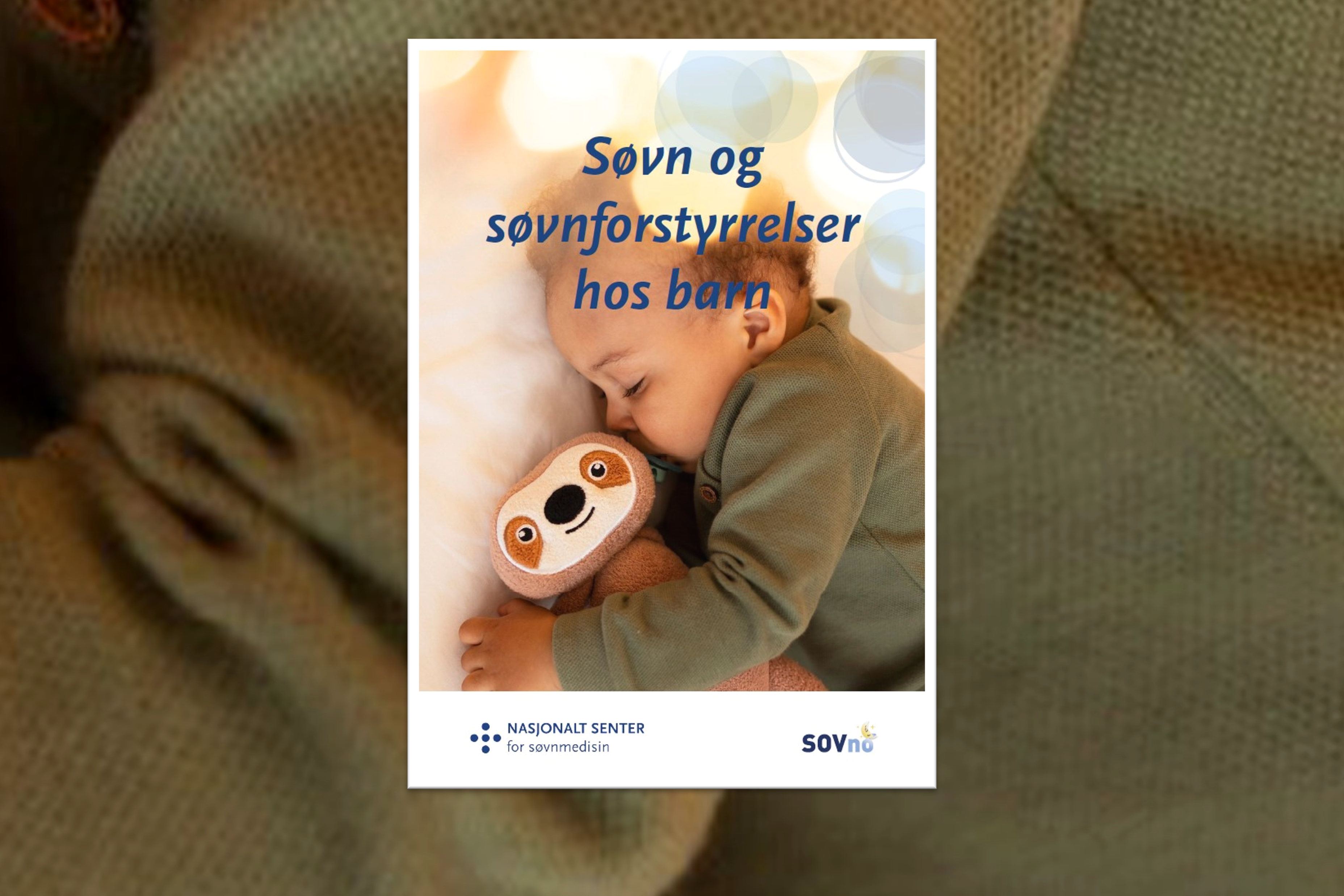 Barn som sover med kosebamse