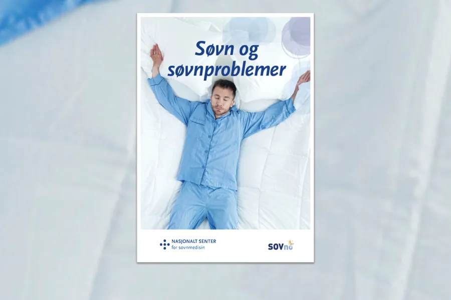 Mann som sover på ryggen