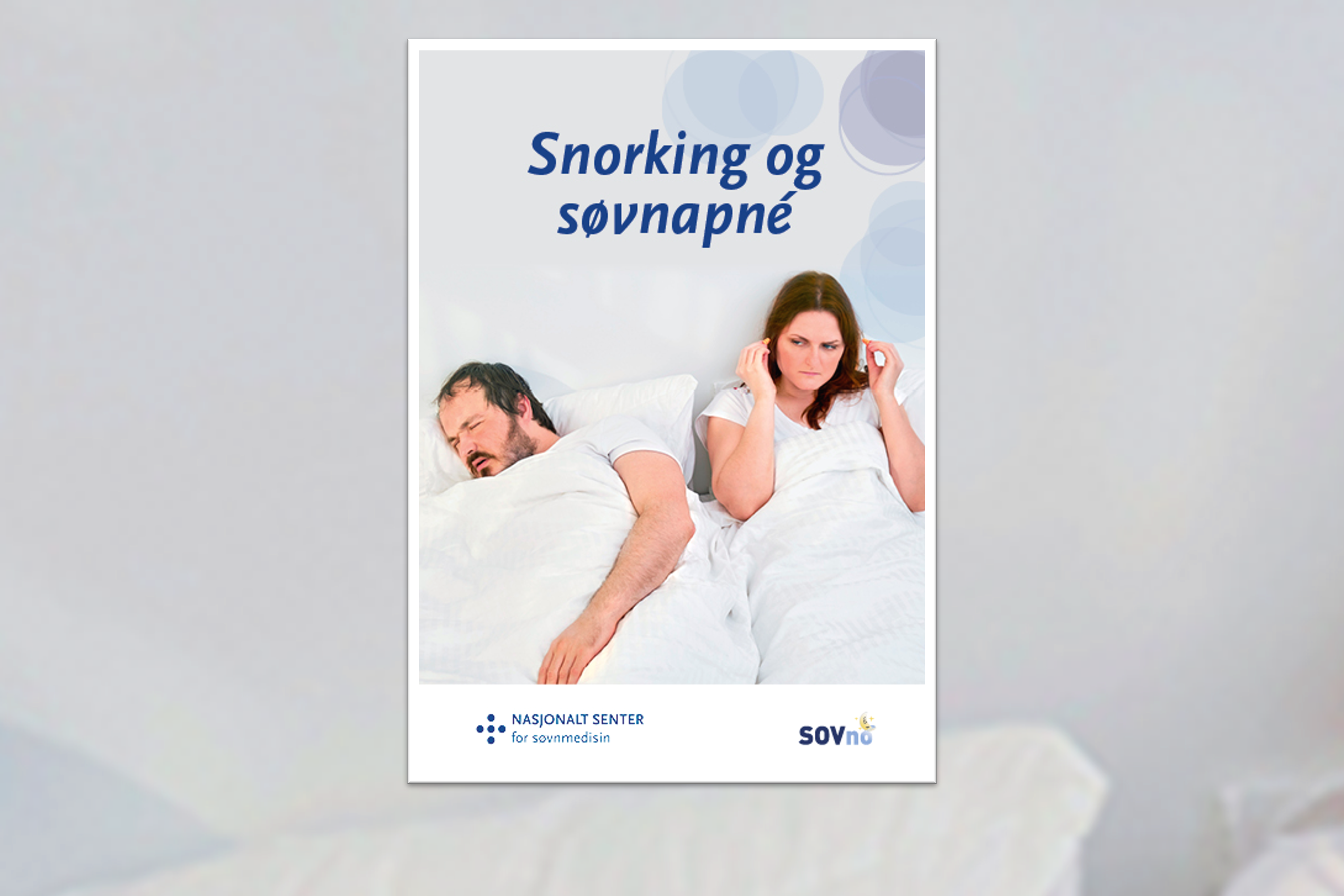 Mann som sover i samme seng som kvinne med øreplugger