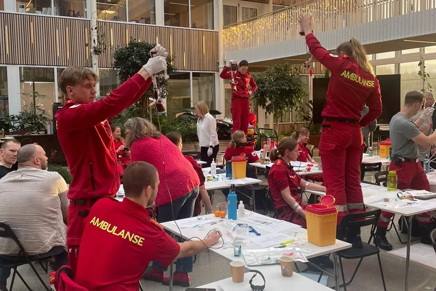 En gruppe mennesker i røde uniformer