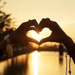 En gruppe mennesker som holder hender