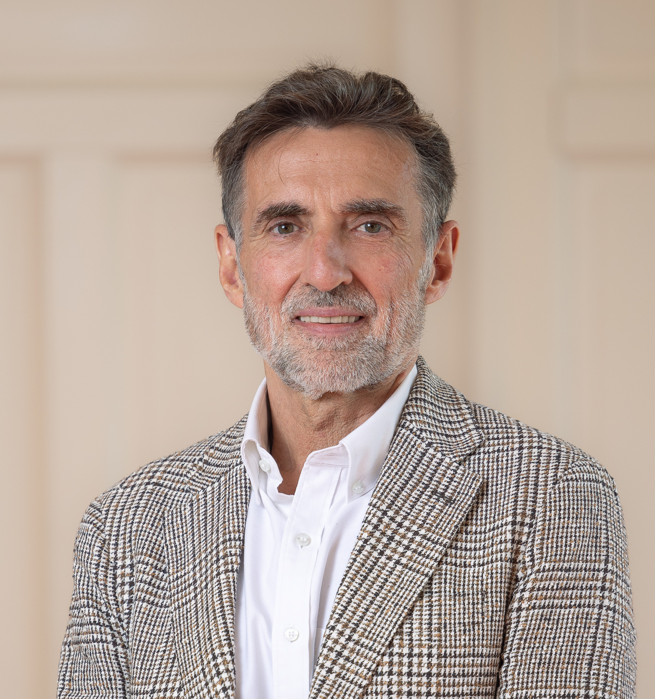 Portrett av en mann i hvit skjorte og dressjakke