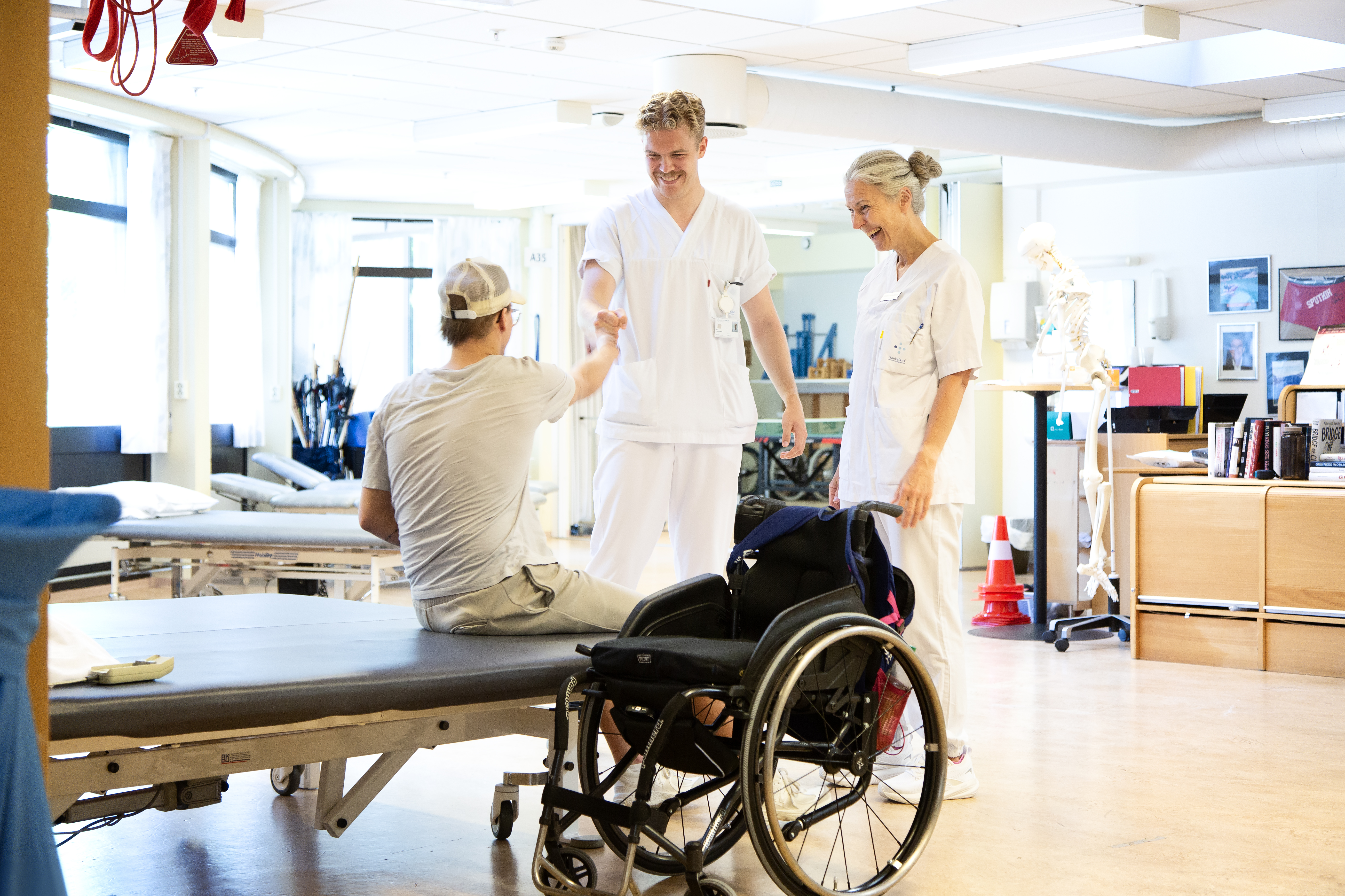 Fysioterapeuter som trener med en pasient