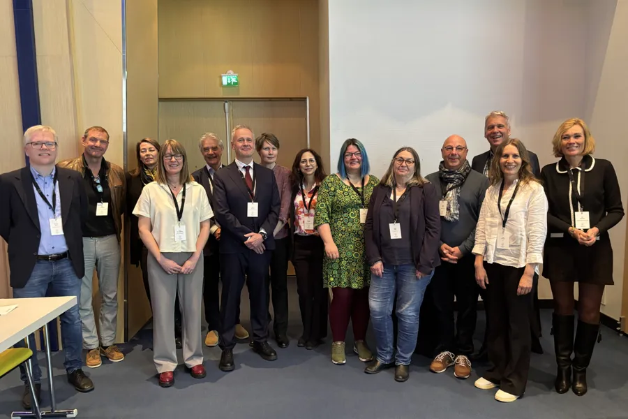 En gruppe mennesker som poserer for et bilde