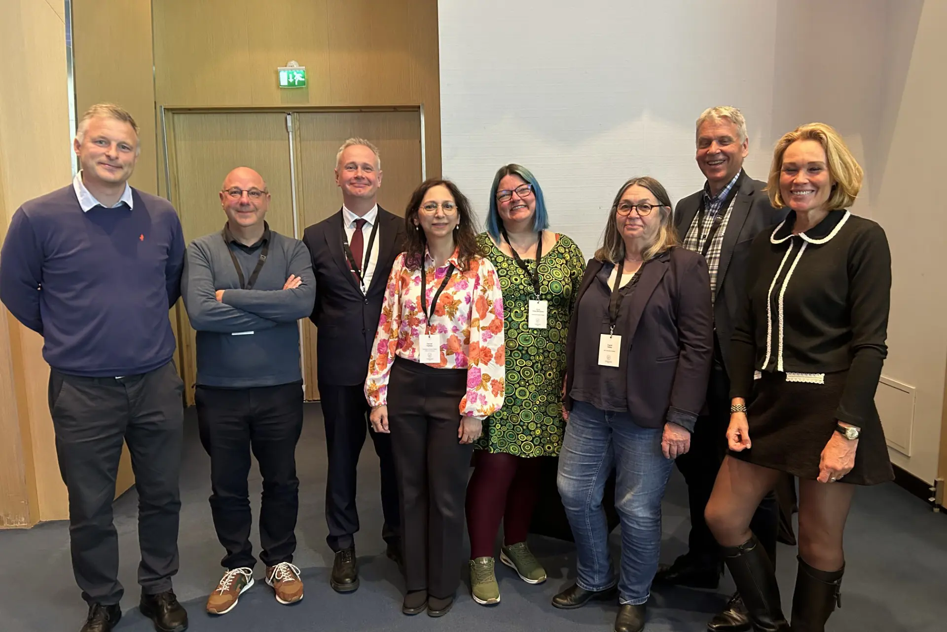 En gruppe mennesker som poserer for et bilde