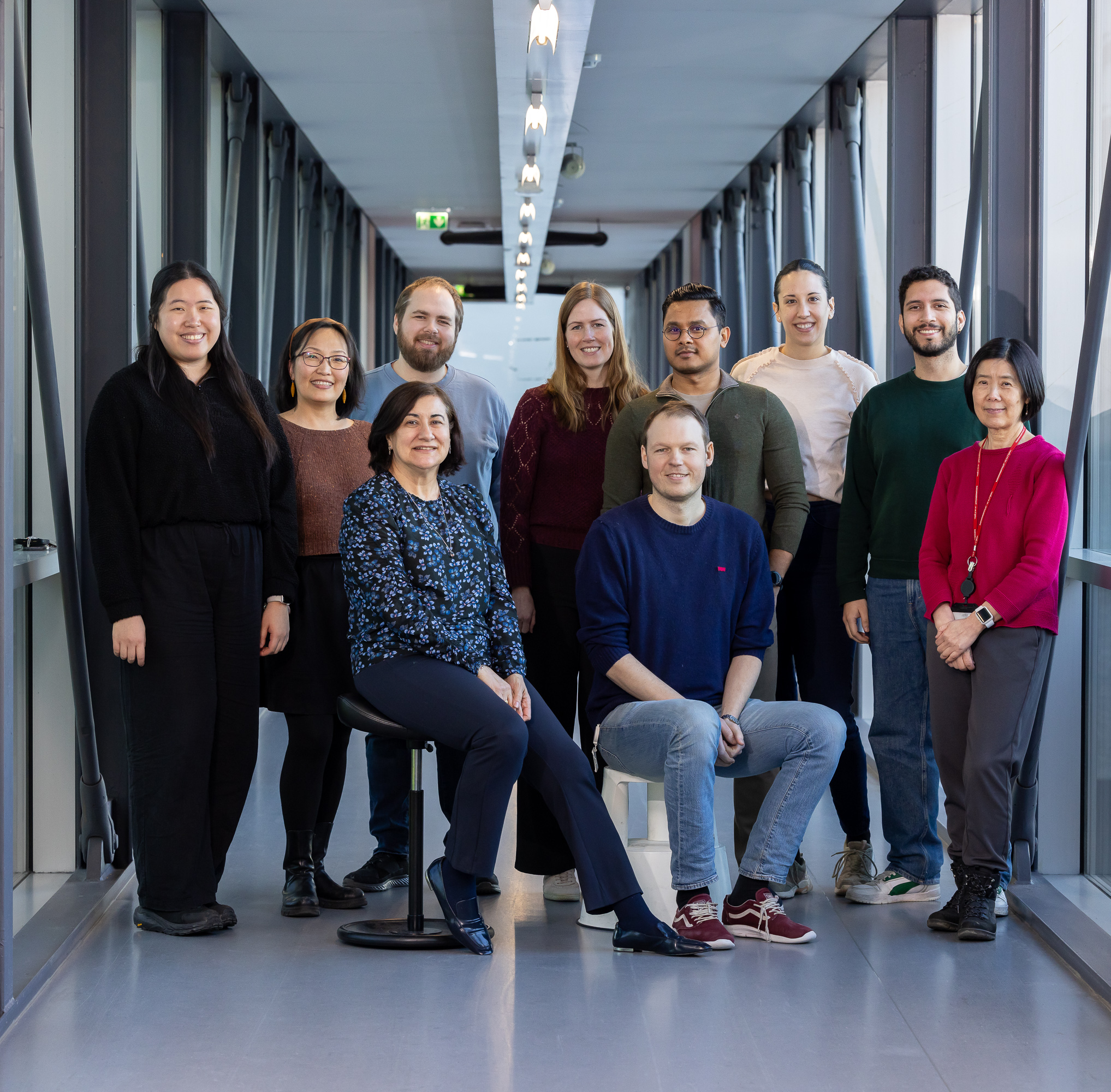 Ei gruppe med ti personar som poserar for kamera.