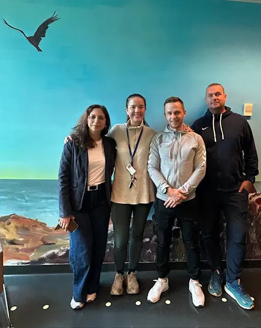 En gruppe mennesker som poserer for et bilde