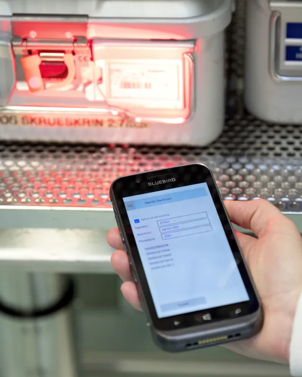 En person som holder en mobiltelefon