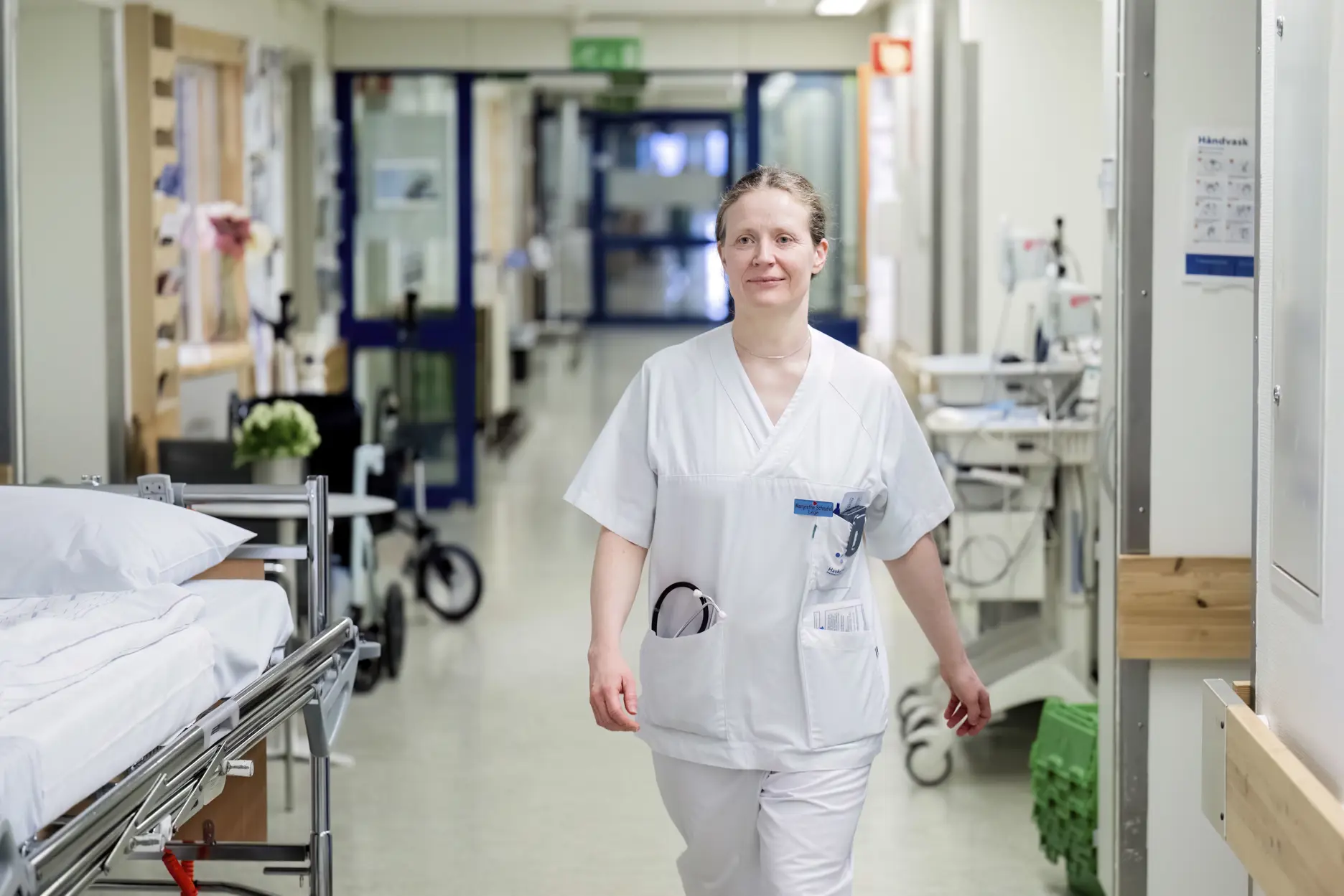 Lungelege og forsker Margrethe Aase Schaufel i gangen