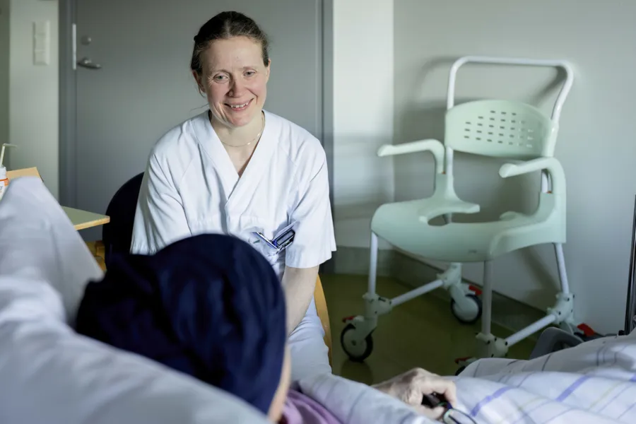 En lege ved en sykehusseng