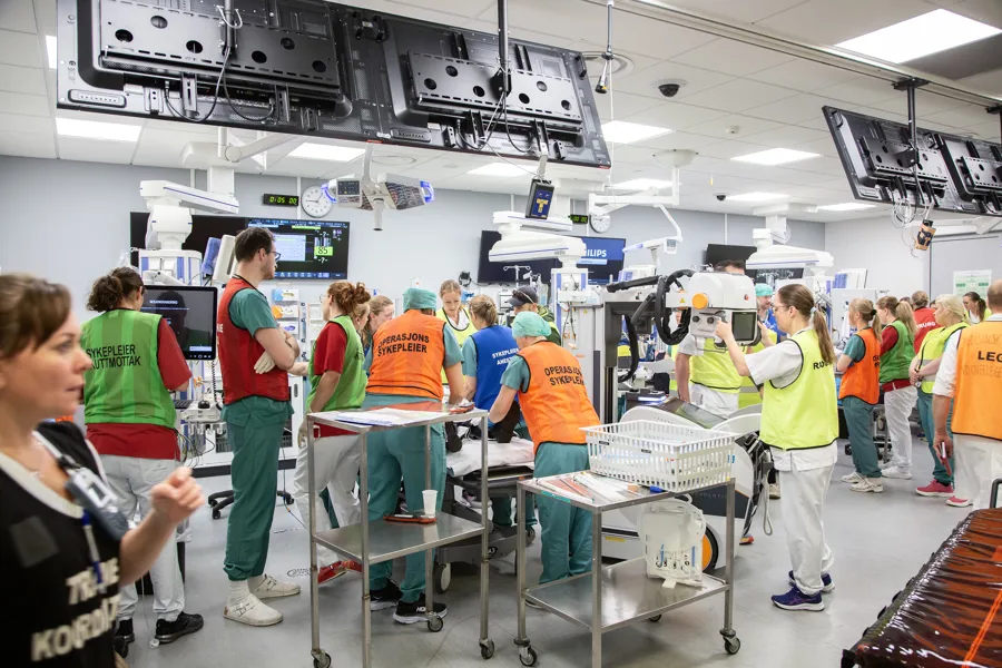 Flere personer behandler personer inne i akuttmottak