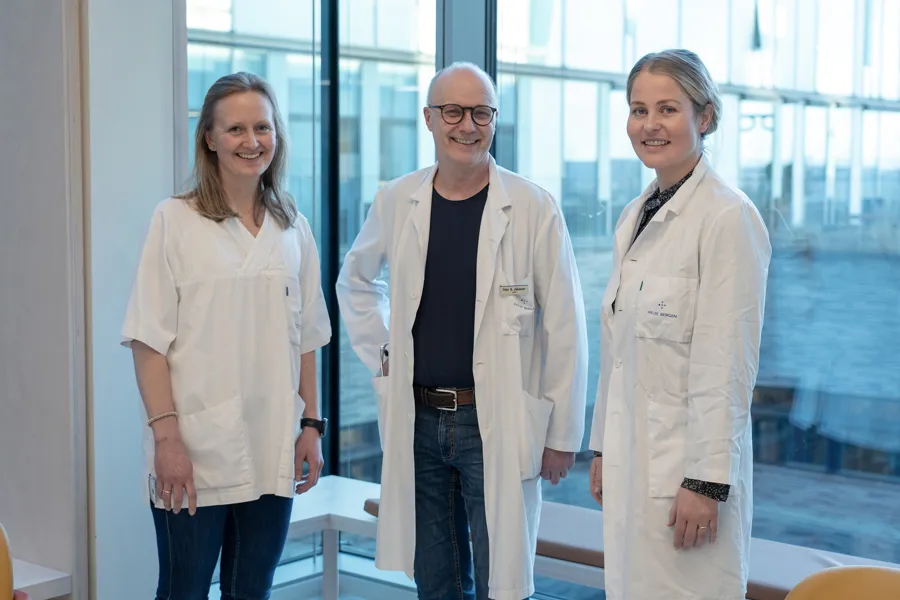 En gruppe mennesker som poserer for et bilde