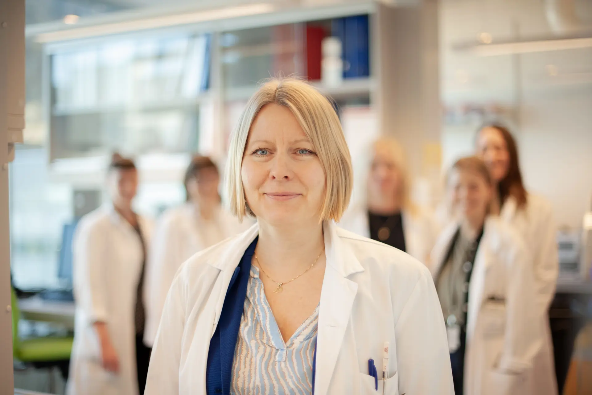 En kvinne i hvit frakk