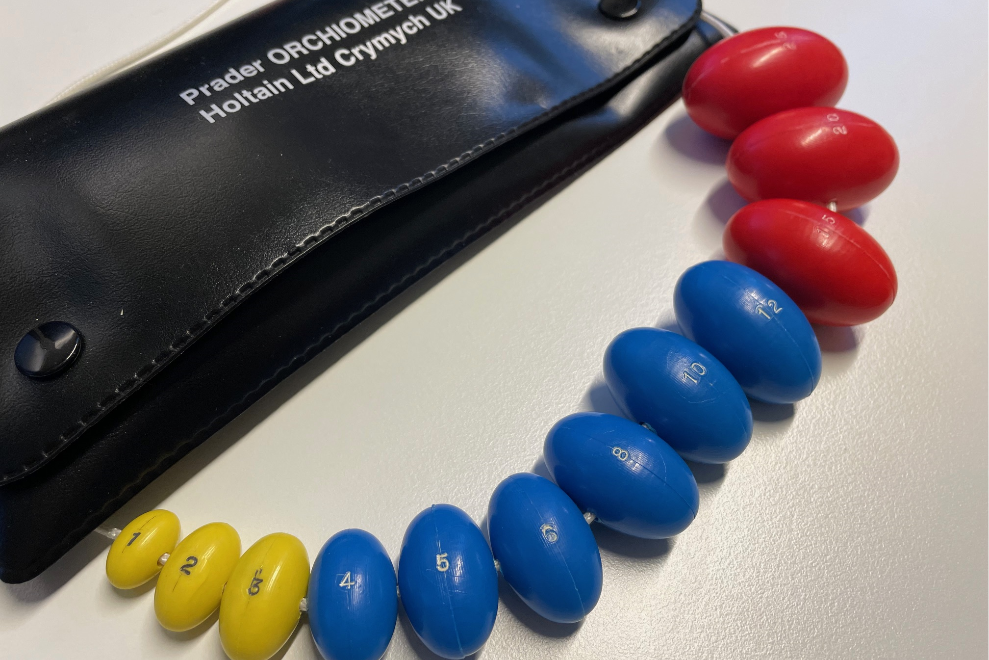 En svart videospillkontroller