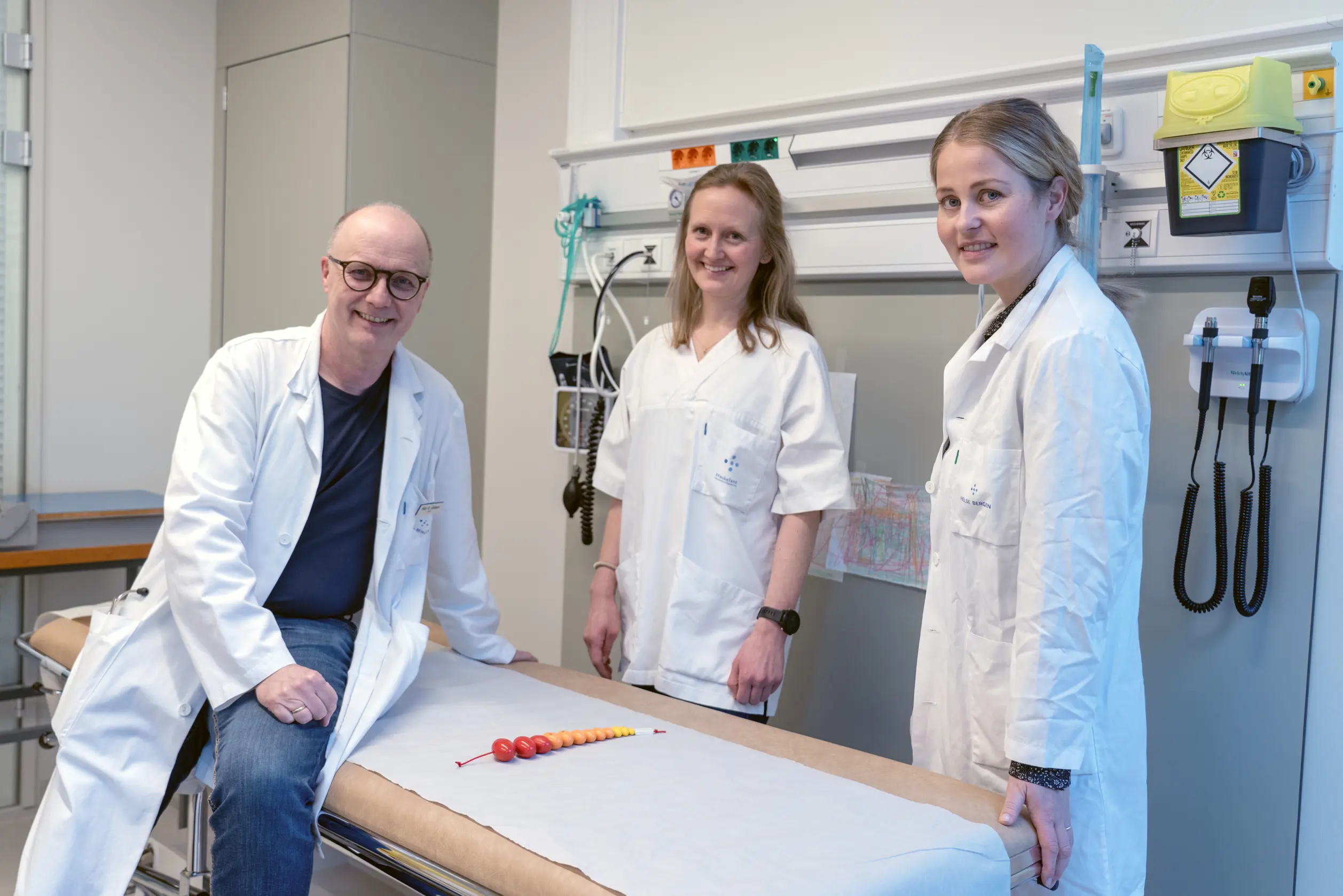 Tre personer i hvit uniform