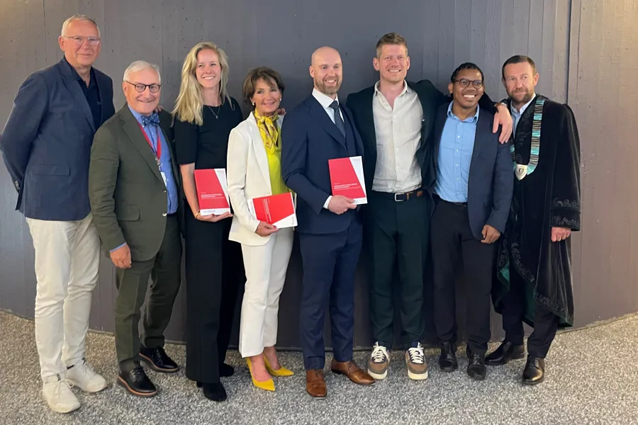 En gruppe mennesker som poserer for et bilde