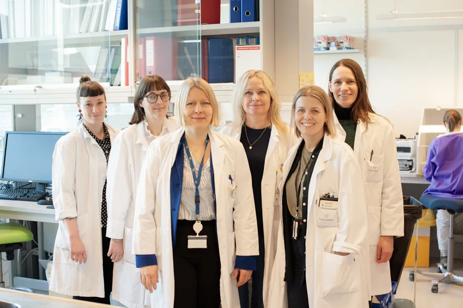 En gruppe kvinner i laboratoriefrakker